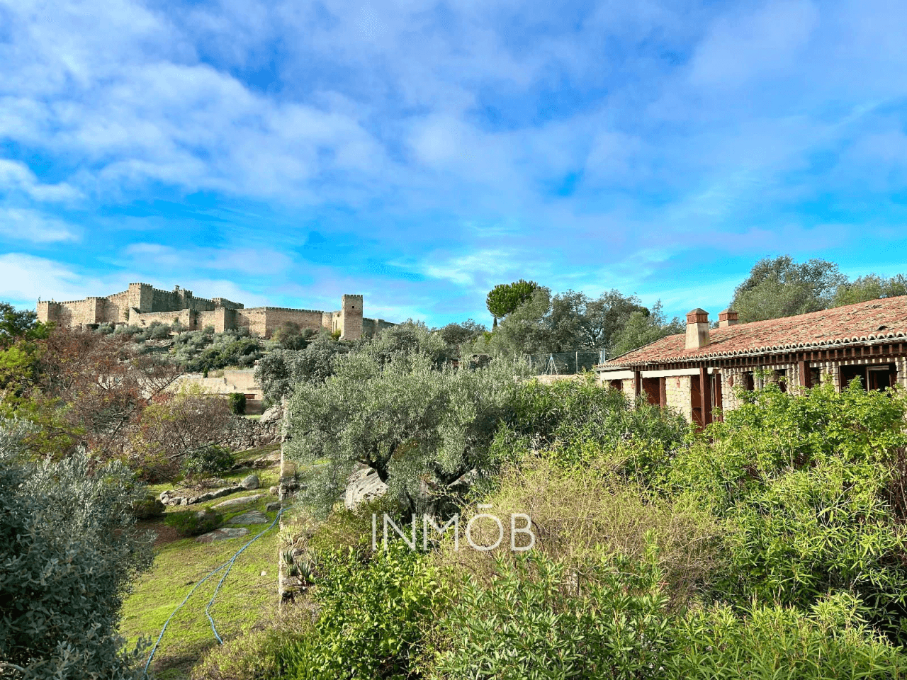 CASA DE CAMPO EN TRUJILLO - 3 CONSTRUCCIONES - RUSTICA Y REHABILITADA CON VISTAS AL CASTILLO DE TRUJILLO