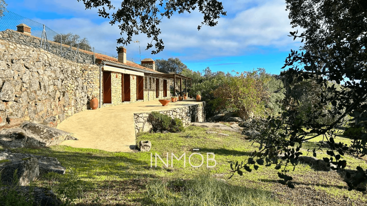 CASA DE CAMPO EN TRUJILLO - 3 CONSTRUCCIONES - RUSTICA Y REHABILITADA CON VISTAS AL CASTILLO DE TRUJILLO
