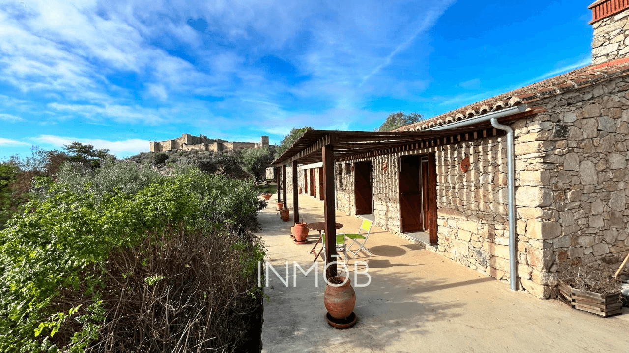 CASA DE CAMPO EN TRUJILLO - 3 CONSTRUCCIONES - RUSTICA Y REHABILITADA CON VISTAS AL CASTILLO DE TRUJILLO