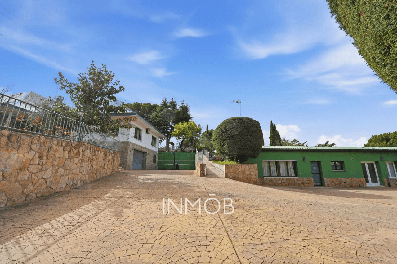 Más de 3.000 m² en el punto más cotizado de Las Lomas | Propiedad con tres construcciones independientes