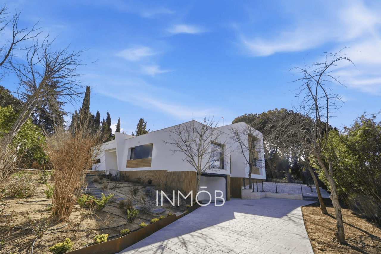 A ESTRENAR MODERNIDAD Y LUJO CHALET INDEPENDIENTE EN BONANZA