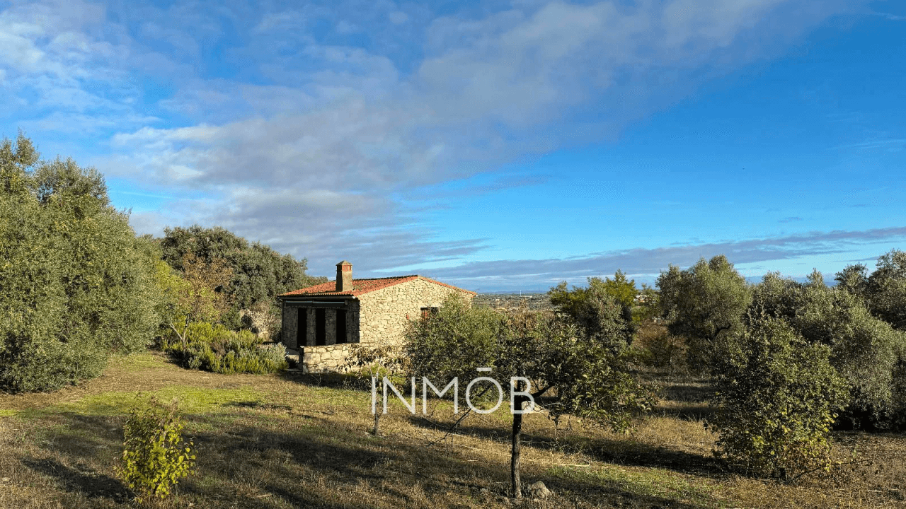 CASA DE CAMPO EN TRUJILLO - 3 CONSTRUCCIONES - RUSTICA Y REHABILITADA CON VISTAS AL CASTILLO DE TRUJILLO