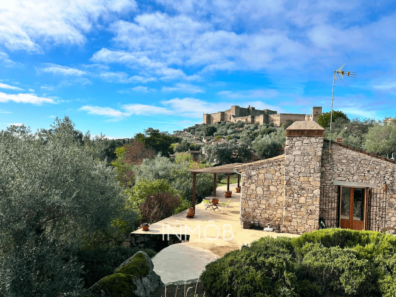 CASA DE CAMPO EN TRUJILLO - 3 CONSTRUCCIONES - RUSTICA Y REHABILITADA CON VISTAS AL CASTILLO DE TRUJILLO