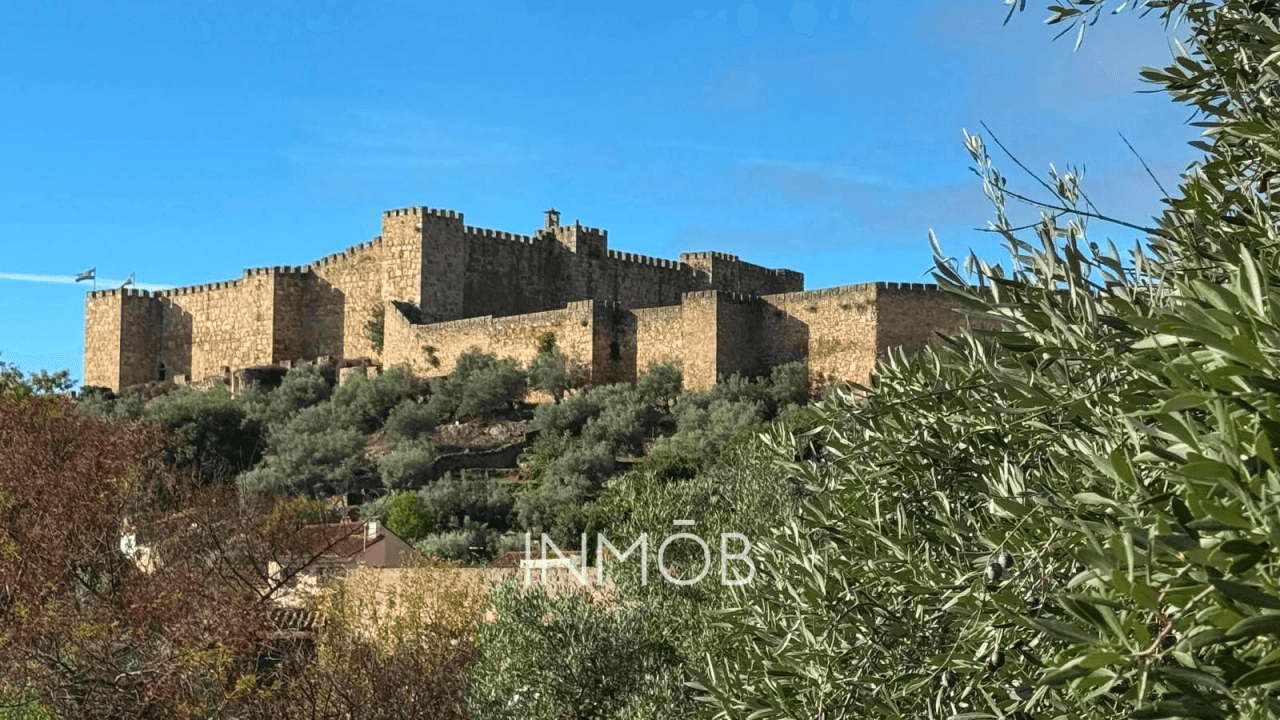 CASA DE CAMPO EN TRUJILLO - 3 CONSTRUCCIONES - RUSTICA Y REHABILITADA CON VISTAS AL CASTILLO DE TRUJILLO
