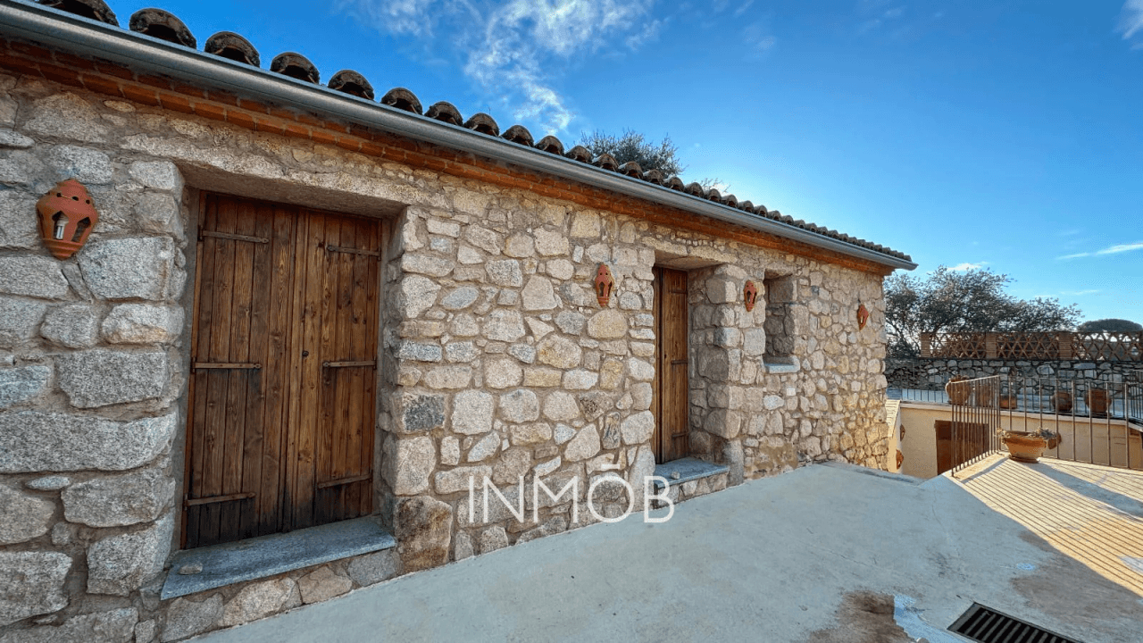 CASA DE CAMPO EN TRUJILLO - 3 CONSTRUCCIONES - RUSTICA Y REHABILITADA CON VISTAS AL CASTILLO DE TRUJILLO