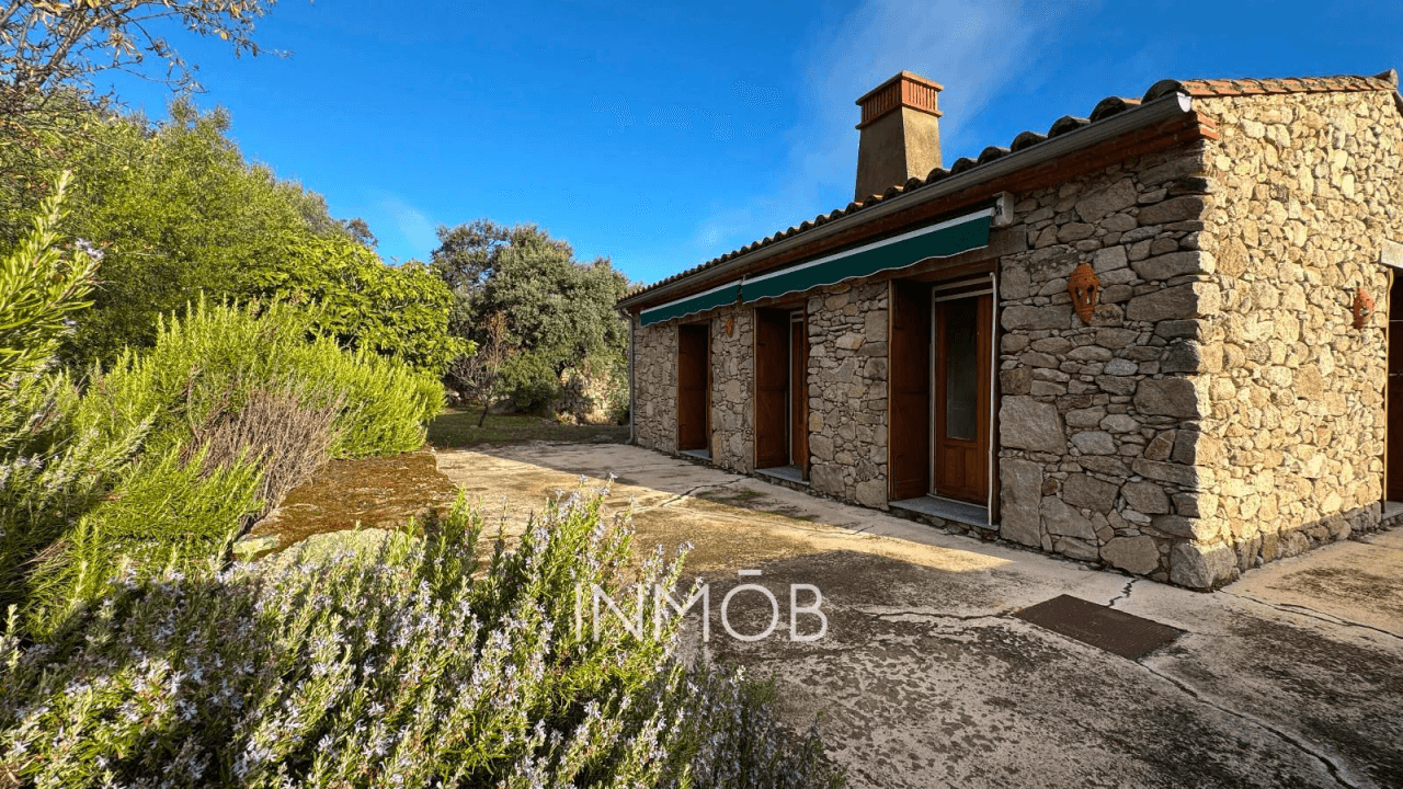 CASA DE CAMPO EN TRUJILLO - 3 CONSTRUCCIONES - RUSTICA Y REHABILITADA CON VISTAS AL CASTILLO DE TRUJILLO