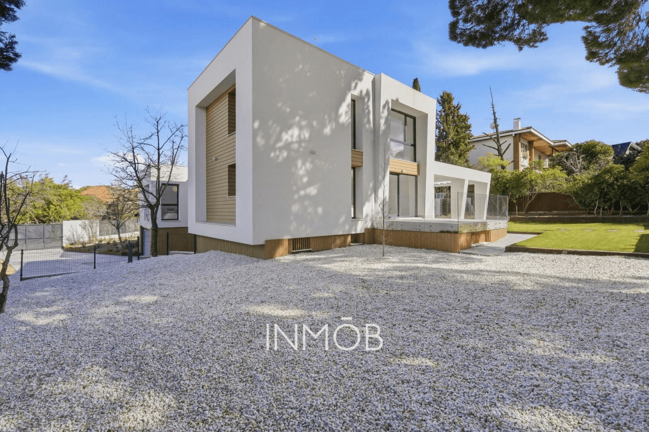 A ESTRENAR MODERNIDAD Y LUJO CHALET INDEPENDIENTE EN BONANZA