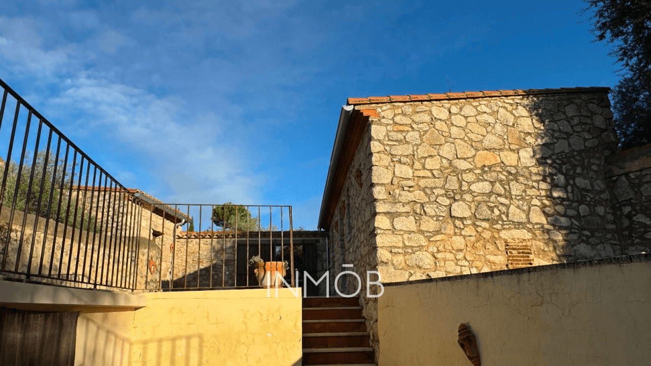 CASA DE CAMPO EN TRUJILLO - 3 CONSTRUCCIONES - RUSTICA Y REHABILITADA CON VISTAS AL CASTILLO DE TRUJILLO
