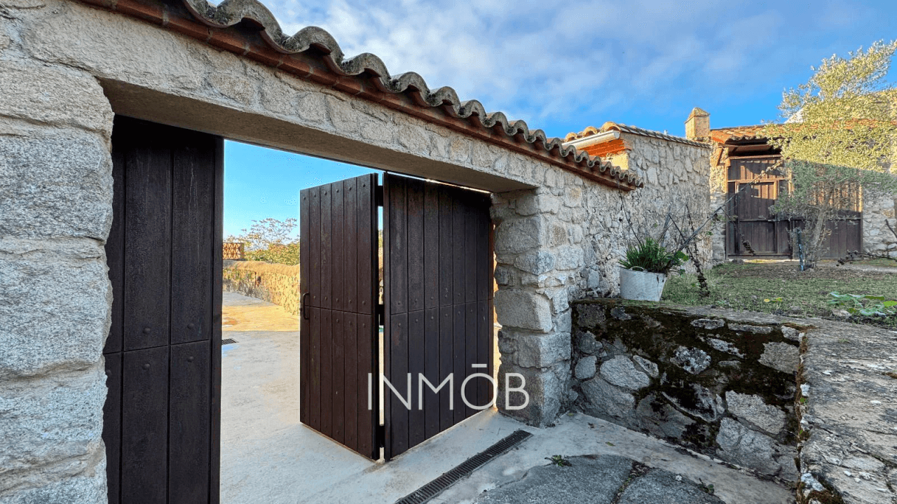 CASA DE CAMPO EN TRUJILLO - 3 CONSTRUCCIONES - RUSTICA Y REHABILITADA CON VISTAS AL CASTILLO DE TRUJILLO