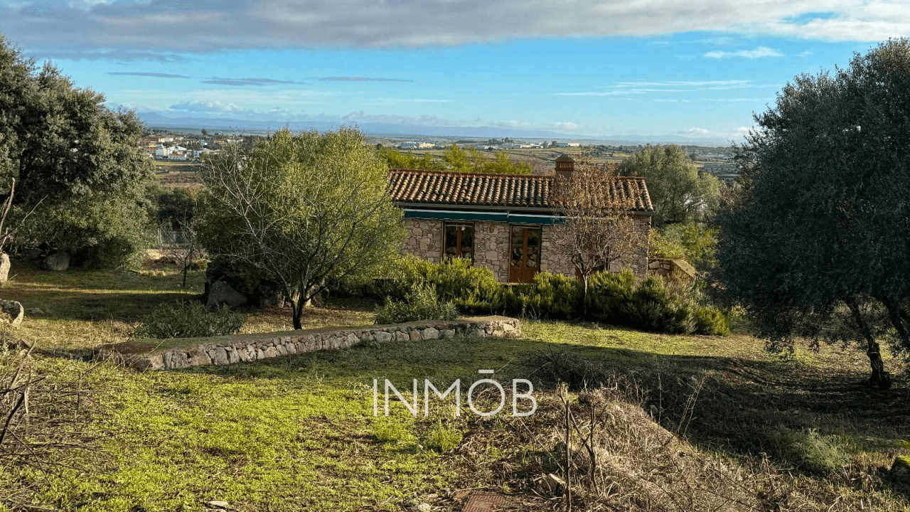 CASA DE CAMPO EN TRUJILLO - 3 CONSTRUCCIONES - RUSTICA Y REHABILITADA CON VISTAS AL CASTILLO DE TRUJILLO