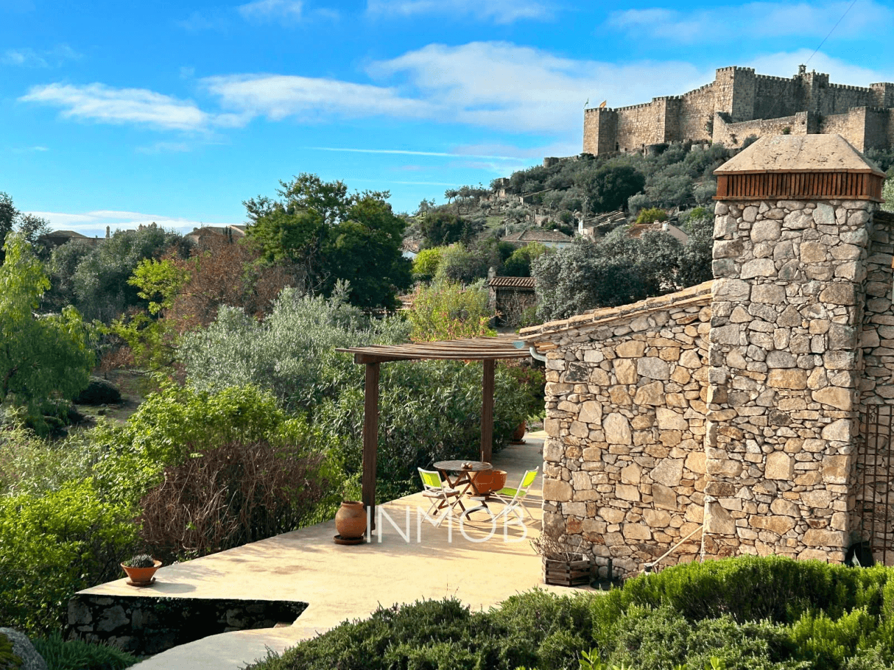 CASA DE CAMPO EN TRUJILLO - 3 CONSTRUCCIONES - RUSTICA Y REHABILITADA CON VISTAS AL CASTILLO DE TRUJILLO
