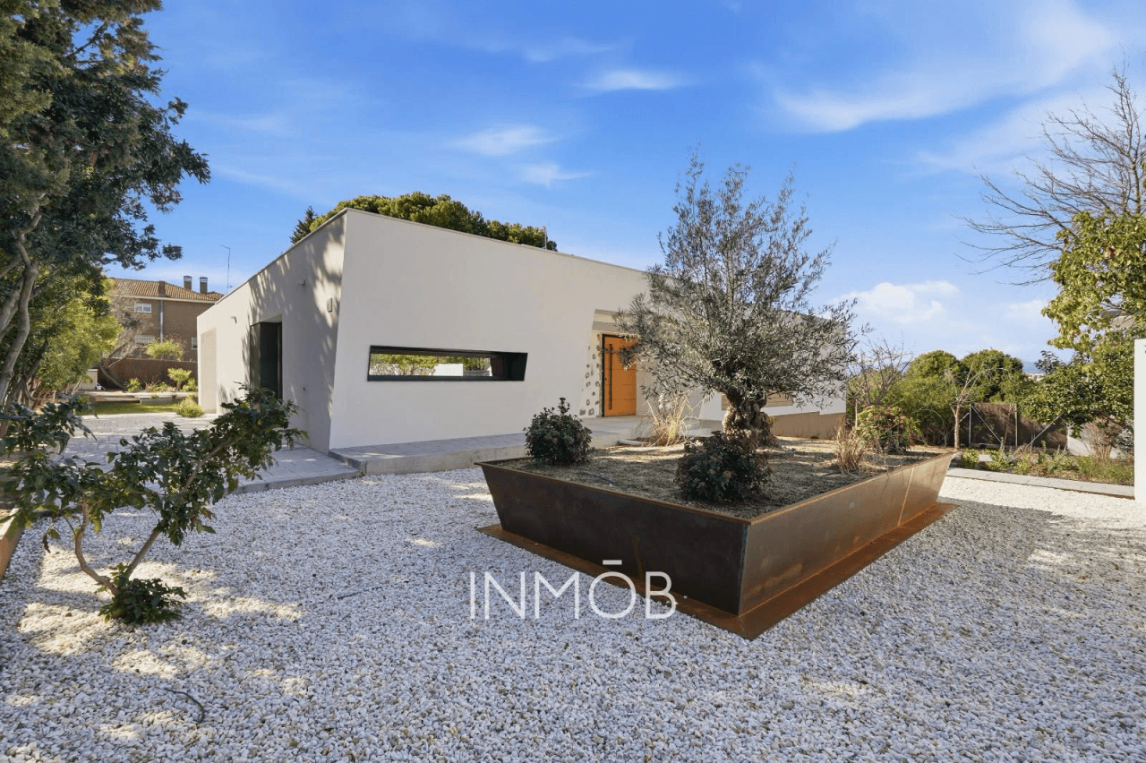 A ESTRENAR MODERNIDAD Y LUJO CHALET INDEPENDIENTE EN BONANZA